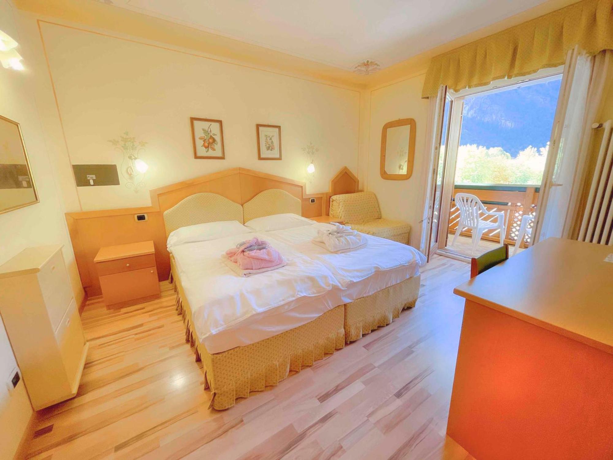 Alledolomiti Boutique Lake Hotel - Adults Friendly Molveno Bagian luar foto