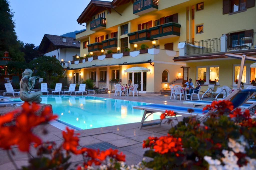 Alledolomiti Boutique Lake Hotel - Adults Friendly Molveno Bagian luar foto
